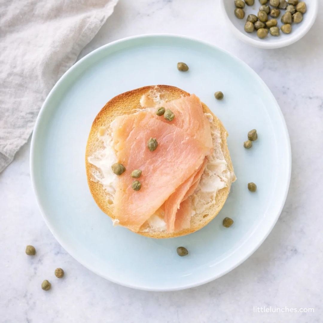 Bagels con queso crema, salmón ahumado, y alcaparras
