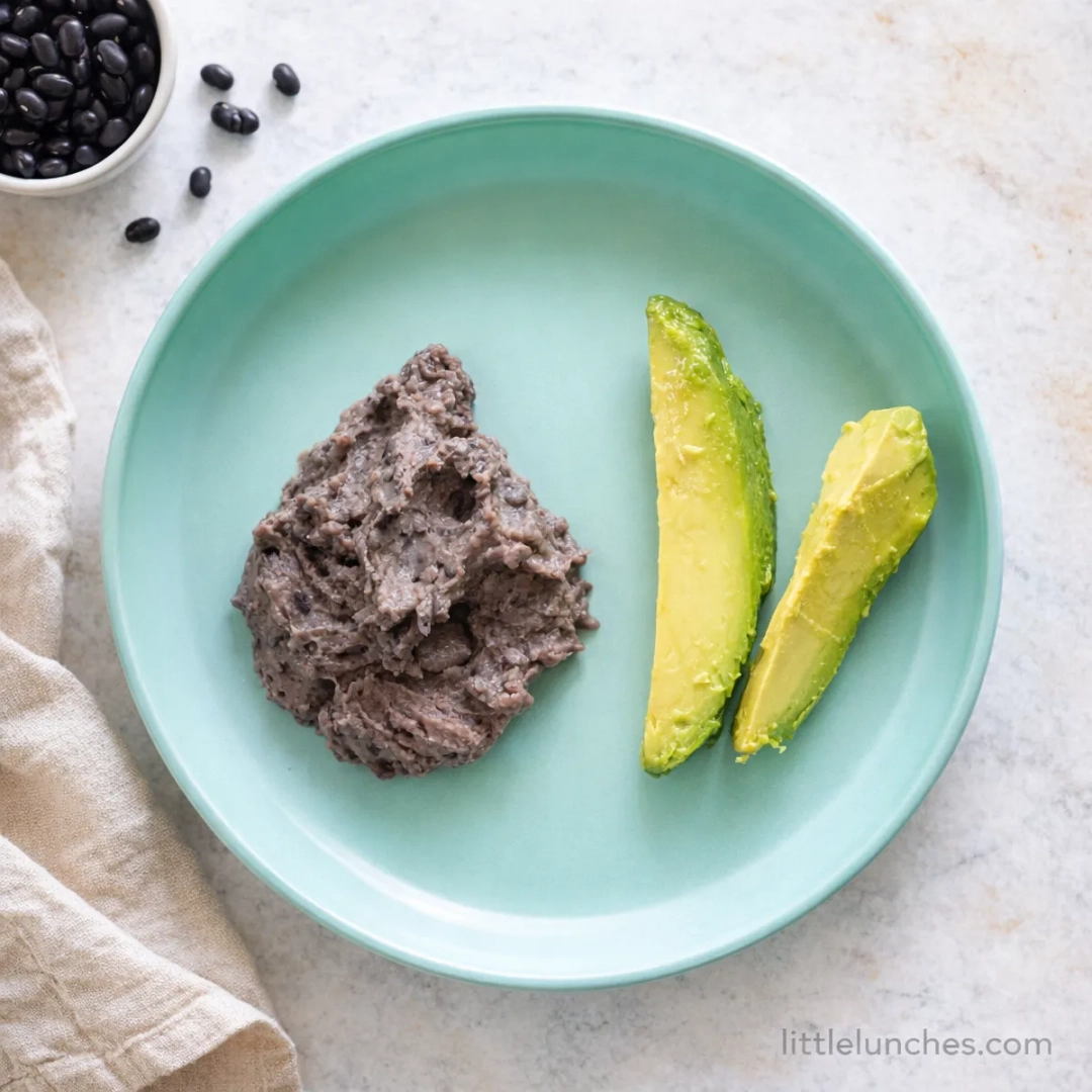 Puré de frijol negro y tiras de aguacate