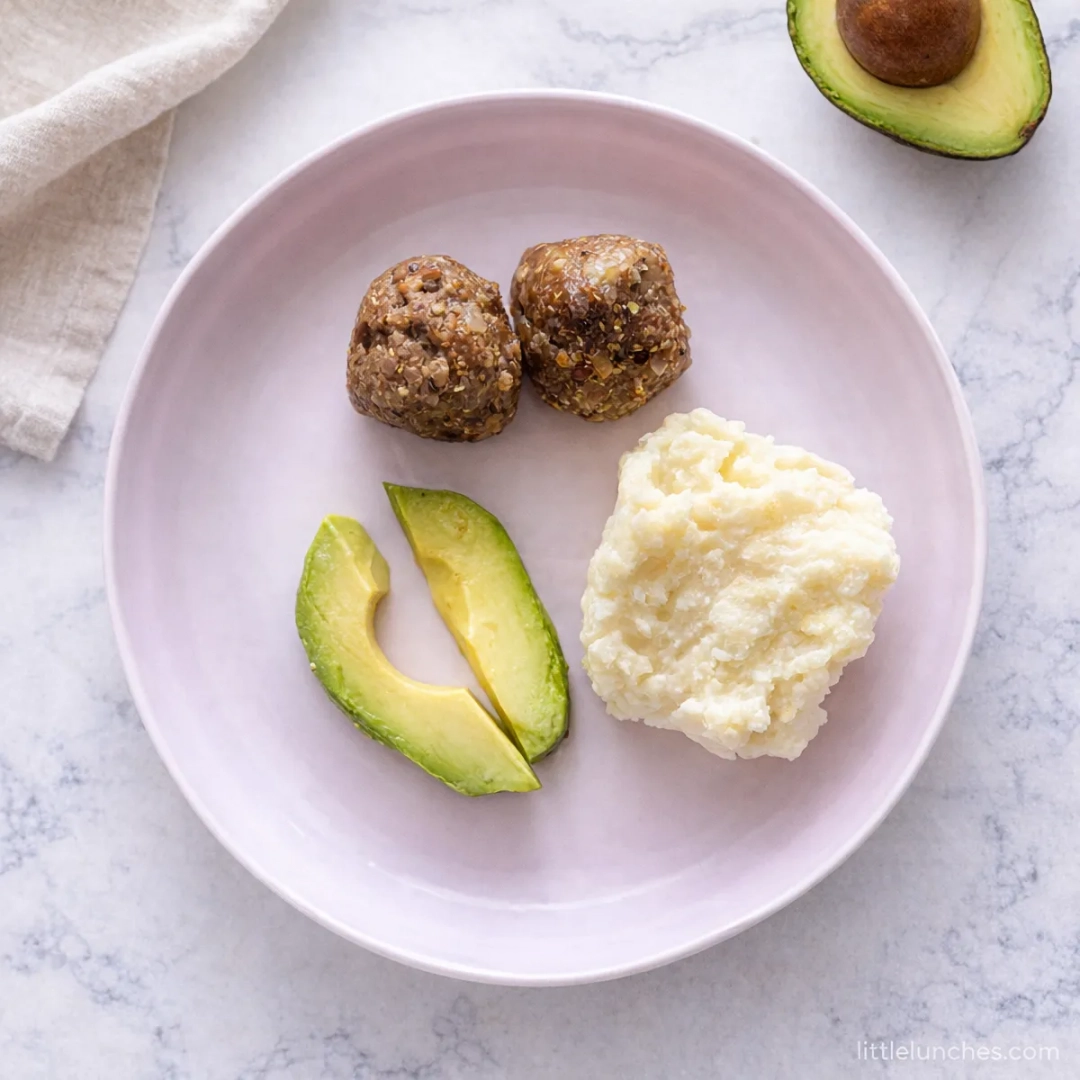 Albóndigas de cordero y quinoa, puré de papas, y aguacate
